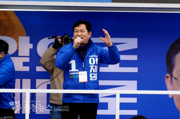 송영길 더불어민주당 대표가 21일 홍성군 전통시장 앞에서 이재명 후보 지원 유세를 하고 있다./이성엽 기자