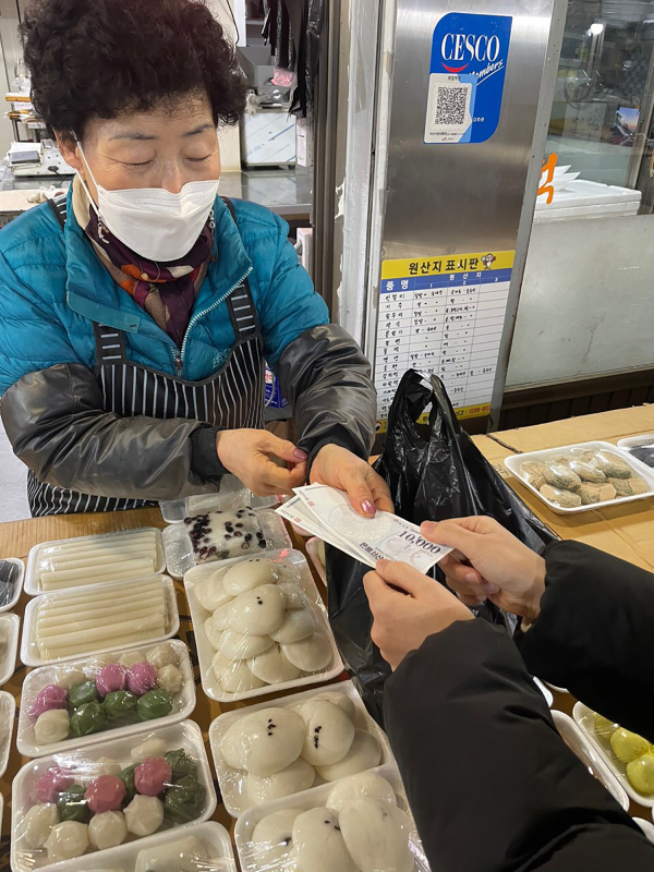 한 시민이 21일 서산동부전통시장에서 온통서산사랑상품권으로 물건값을 계산하는 모습