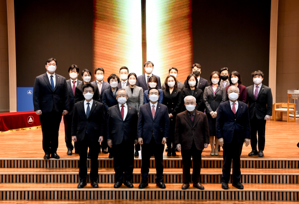 백석대학교와 백석문화대학교 신규 전임교원들과 대학 관계자들이 기념촬영을 하고 있다.(앞줄 왼쪽부터 백석문화대 송기신 총장, 백석학원 박요일 이사장, 백석대학교 장종현 총장, 백석역사박물관 허광재 관장, 장택현 대학혁신위원장)