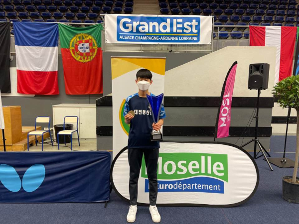 'WTT 유스 컨텐더 국제탁구대회’에서 대전동산중 이호윤 선수 우승 수상 모습