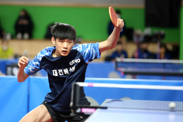 'WTT 유스 컨텐더 국제탁구대회’에서 대전동산중 이호윤 선수 경기 모습