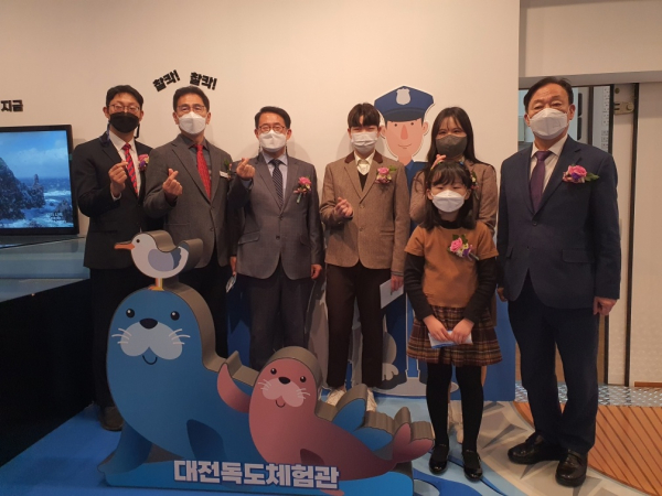 대전독도체험관 개관식 개최 후 내부를 둘러보고 있는 모습