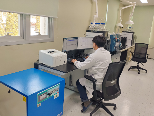 농촌지도사가 농업환경분석센터에서 농산물 잔류농약을 분석하고 있는 모습