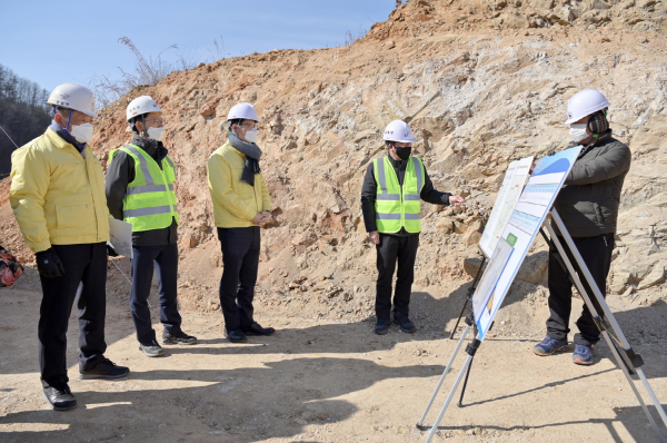 김정섭 공주시장, 대룡지구 다목적 농촌용수개발사업 현장 방문 모습