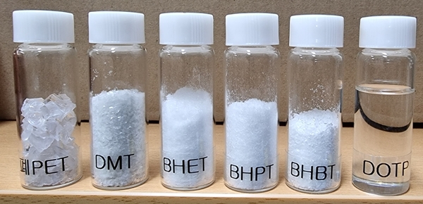 (왼쪽부터) 메탄올 기반 해중합 기술의 반응원료인 폐PET, 제조된 재생 단량체(DMT) 및 이를 중간체로 제조된 테레프탈레이트 유도체 화합물의 예