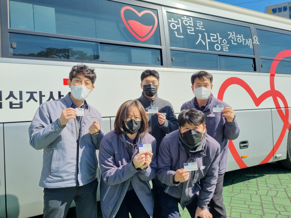 23일 당진발전본부 헌혈 차량 앞에서 임직원들이 ‘사랑의 헌혈 릴레이’를 기념해 사진촬영을 하고 있다.