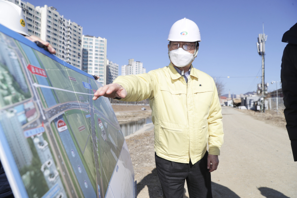 남부대로~용곡한라 간 연결도로 현장에 방문한 박상돈 천안시장