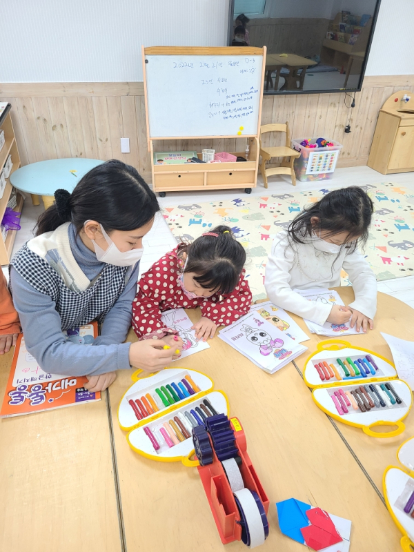 어린이집 보육 종사자와 원아들의 모습