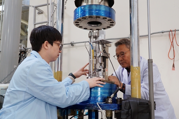 KRISS 안전측정연구소 박재영 선임연구원(왼쪽)과 백운봉 책임연구원이 수소취성 측정 시스템을 이용해 소재의 성능을 평가하고 있다.