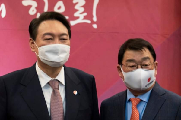 '방위사업청 대전 이전'을 공약한 국민의힘 윤석열 후보(왼쪽)와 대전충남 국방교육산업 클러스터 개발을 제안한 같은 당 박성효 전 대전시장.