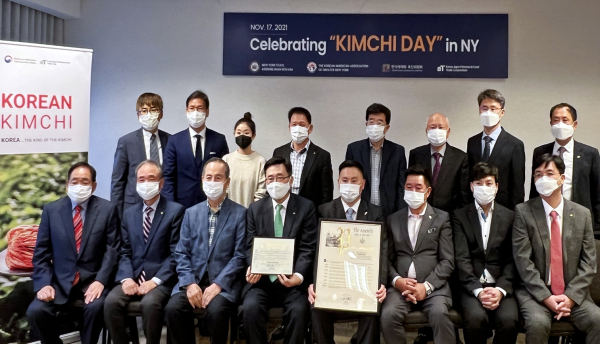 뉴욕주 ‘김치의 날’ 제정 추진 결의 사진 * 한국농수산식품유통공사 김춘진 사장(첫째 줄 좌측 네 번째), 론 킴 하원의원(첫째 줄 우측 네 번째), 김혁규 전 경상남도 도지사(첫째 줄 좌측 세 번째)