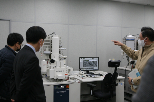 25일 ㈜이공교역으로부터 초고해상도 전자현미경을 기증받고 양 관계자들이 실제 장비를 살펴보며 그 활용에 대해 설명을 듣고 있다.