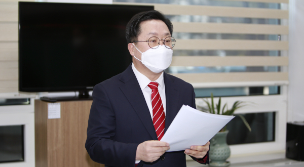 국민의힘 이장우 전 의원은 25일 대전시의회에서 기자간담회를 갖고 허태정 대전시장을 향해 코로나19 방역패스 취소를 요구하는 소송을 제기했다고 밝혔다.
