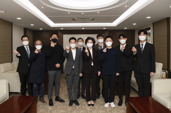 충남대 국가안보융합학부 졸업생 일동, 발전기금 전달식 단체사진