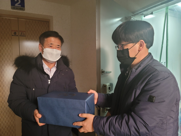 위문품 전달 모습