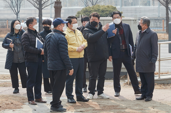 오세현 시장과 관계자들이 새아산로 소음 대책 마련 민원 현장을 둘러보고 있다.