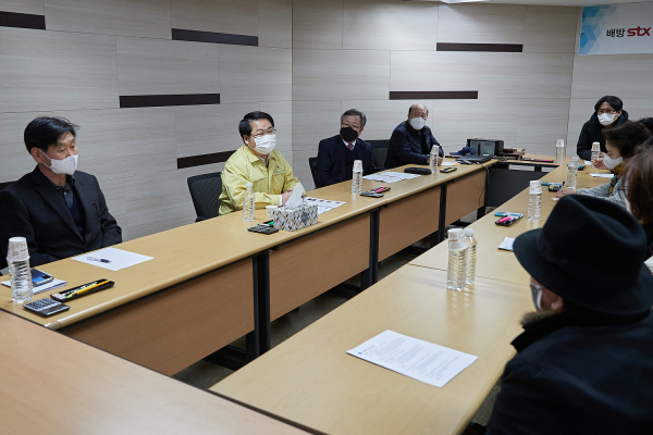 배방읍 STX 칸 6단지 아파트 입주자대표 회의실에서 열린 간담회 장면