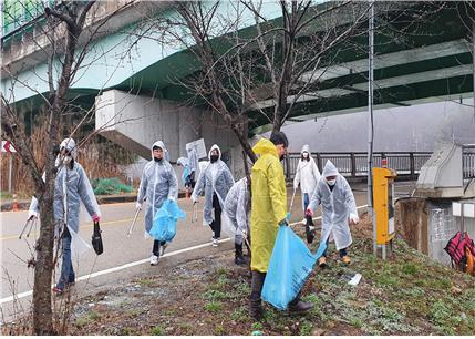 공원 환경정화 봉사활동을 펼친 중구청 공무원