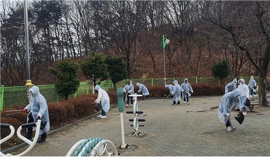 공원 환경정화 봉사활동을 펼친 중구청 공무원