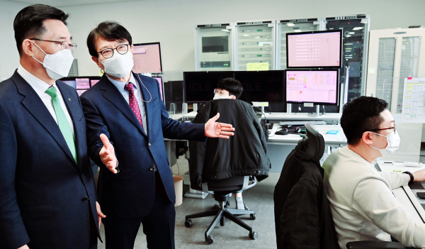 선광신컨테이널터미널(주) 현장 순시 * 한국농수산식품유통공사 김춘진 사장(좌측1번째), ㈜선광 심충식 부회장(좌측2번째)