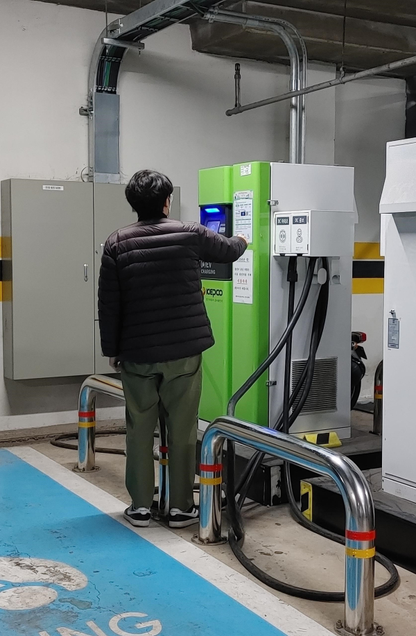 유성구청 직원이 관내 공동주택에 설치된 전기차 충전구역 점검을 실시하고 있다.