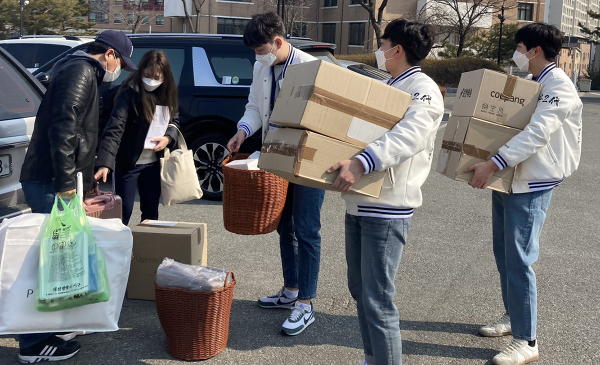 목원대 생활관 인근 주차장에서 총학생회 학생들이 기숙사 입사자의 이삿짐을 운반해주고 있다.