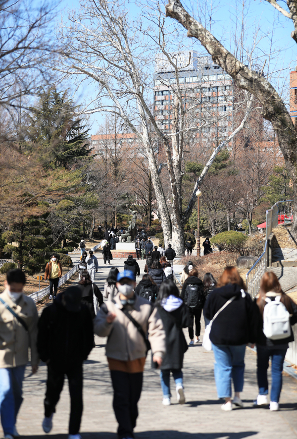 개강으로 북적이는 한남대학교 캠퍼스