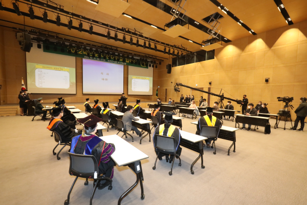 25일 대학 하나컨벤션홀에서 ‘2022학년도 입학식’ 진행 모습