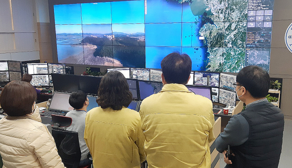 지난 2일 태안군청 내 CCTV 관제센터에서 드론 실시간 영상을 확인하는 모습.