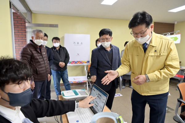 김정섭 공주시장, 대통령선거 사전투표소 방역 상황 점검 현장방문 모습