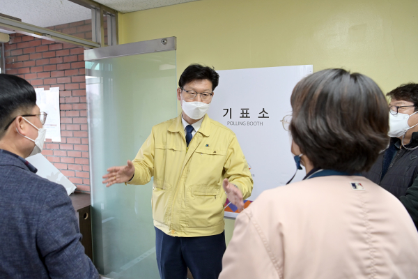 김정섭 공주시장, 대통령선거 사전투표소 방역 상황 점검 현장방문 모습