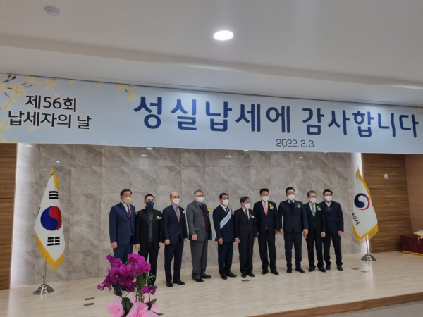 신윤섭 ㈜윤성이엔지 대표이사가 3일 북대전세무서로부터 표창장을 받았다.