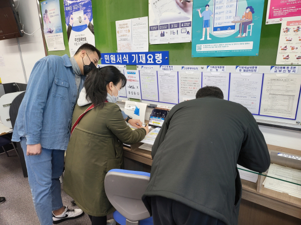 외국인 채용직원(청색 옷) 민원 안내 장면