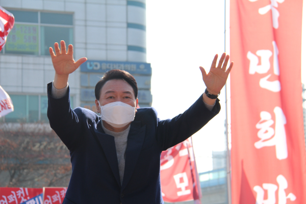 아산 유세현장을 찾은 지지자들에게 인사하는 윤석열 후보