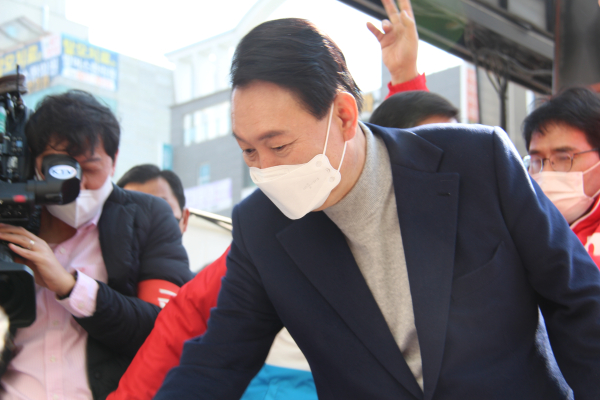 천안 찾은 지지자들에게 인사하는 윤석열 후보