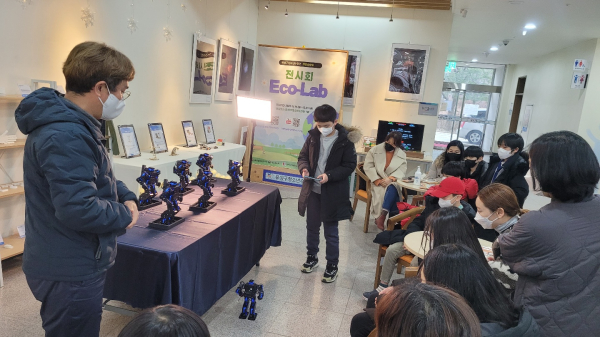 무한상상실 수업에 참여하고 있는 아이들 모습