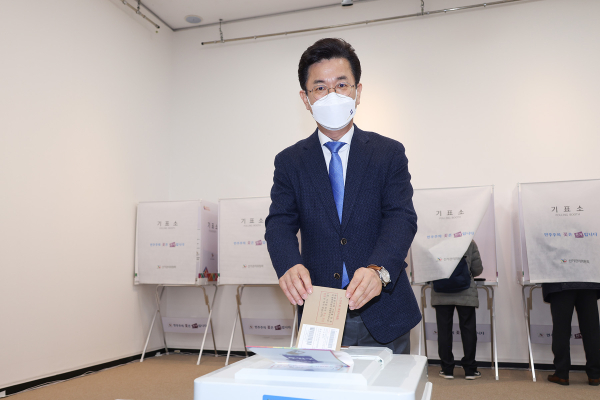 허태정 대전시장은 4일 대전 둔산1동 사전투표소에서 20대 대선 사전투표를 했다.