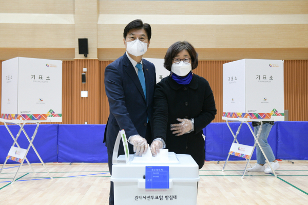 이춘희 세종시장은 4일 오전 배우자 서명숙씨와 함께 반곡동 복합커뮤니티센터에 마련된 사전투표소에서 제20대 대통령선거 사전투표를 했다.