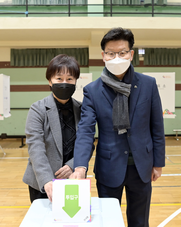김정섭 공주시장 부부 사전투표 모습