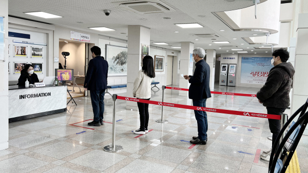 제20대 대통령선거 충남 서산시 부춘동사전투표소(서산시문화회관)에 시민들이 투표를 위해 줄을 서고 있다