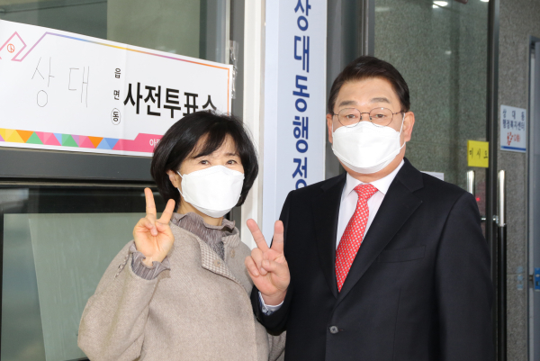 국민의힘 윤석열 대선 후보 대전 공동선대위원장을 맡고 있는 박성효 전 대전시장은 4일 대전 유성구 상대동 행정복지센터에서 20대 대선 사전투표를 했다.