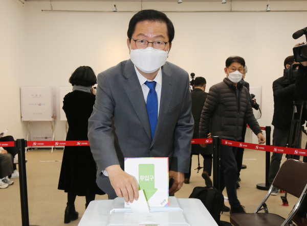 장종태 전 서구청장은 4일 대전시청 1층에 마련된 둔산1동 사전투표소를 찾아 20대 대선에서의 참정권을 행사했다.