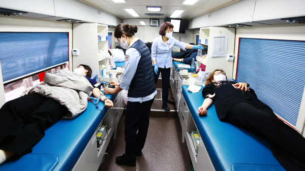 공무원들이 4일 시청 앞 헌혈버스에서 사랑의 헌혈에 동참하는 모습