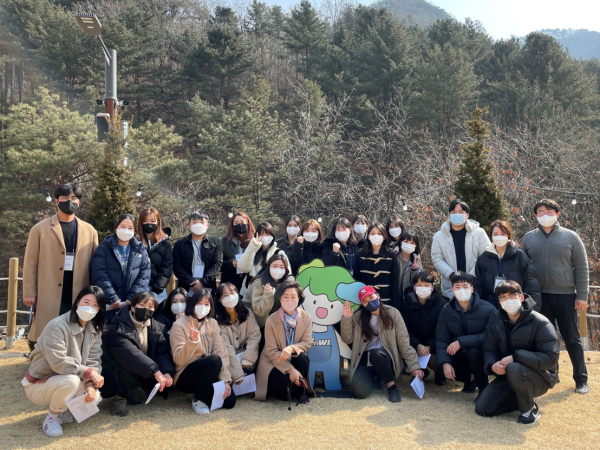 한국산림복지진흥원 역량강화 교육을 수강한 산림복지프로그램 운영 직원들이 4일 국립춘천숲체원(강원 춘천시 신북읍)에서 단체사진을 찍고 있다.