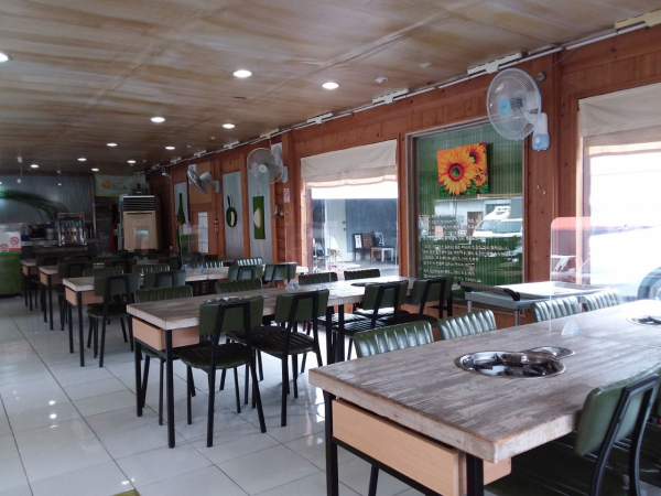 입식테이블로 교체한 음식점 모습