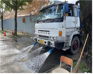 공사현장 인근 도로 살수차 운행 사진