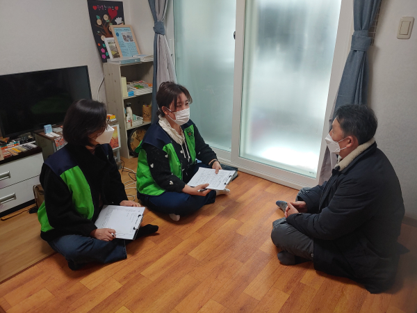 지난 7일 구즉동 생명사랑마을 모니터링단이 50~60대 1인가구를 방문하여 안부확인을 하고 있다