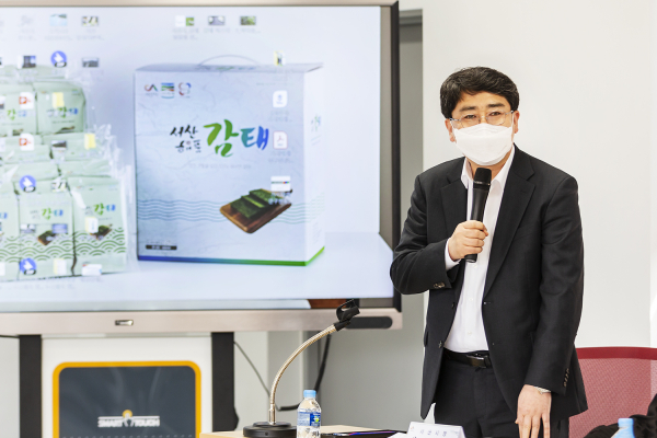 맹정호 서산시장 지난 10일 지곡면 청년수산산학교 다목적 회의실에서 열린 감태 명품화 육성지원용역 최종보고회에서 감태 명품화 관련 논의하는 모습