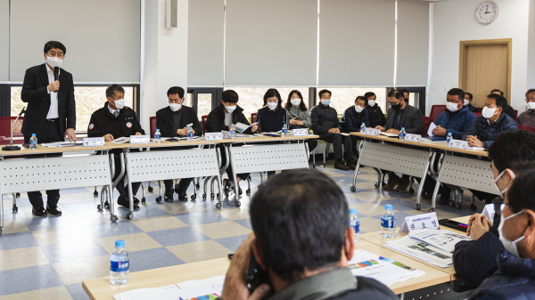 맹정호 서산시장 지난 10일 지곡면 청년수산산학교 다목적 회의실에서 열린 감태 명품화 육성지원용역 최종보고회 진행 모습