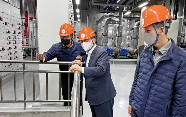 안심비축기지 현장 점검 사진 * 한국농수산식품유통공사 김춘진 사장(가운데)